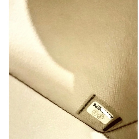 BNIB Chanel Maxi flap Beige Clair - Picture 11 of 16